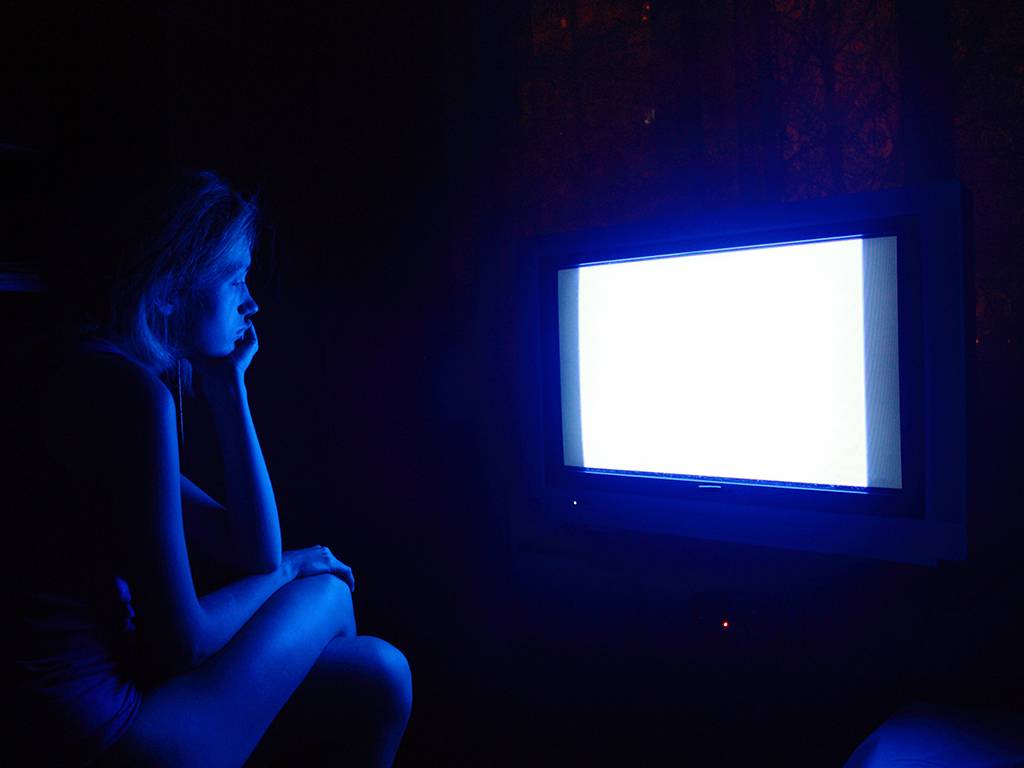 Девушка Смотрит Телевизор Фото