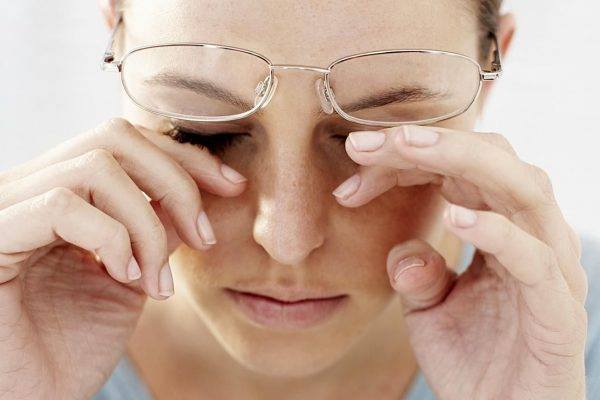 Что делать, если болят глаза от ношения очков?