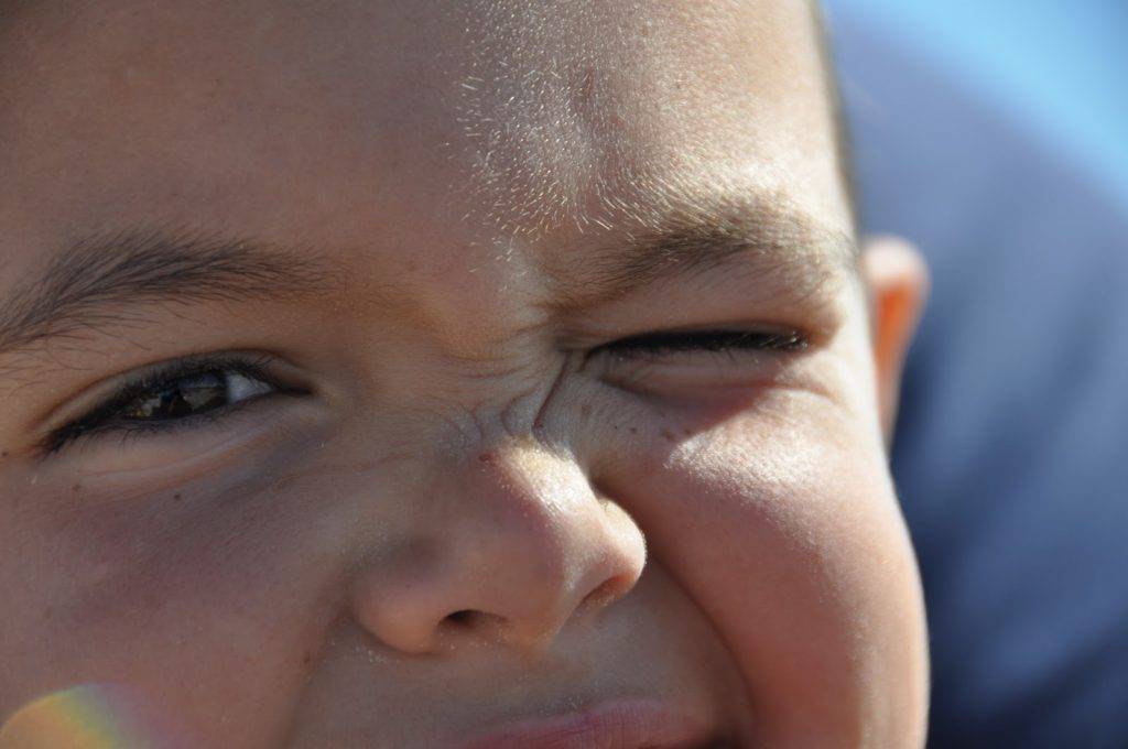 Ребенок часто моргает глазами — что стоит за данным симптомом?