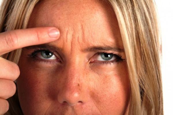 Дергается нижнее веко: причины и лечение нервного тика глаза
