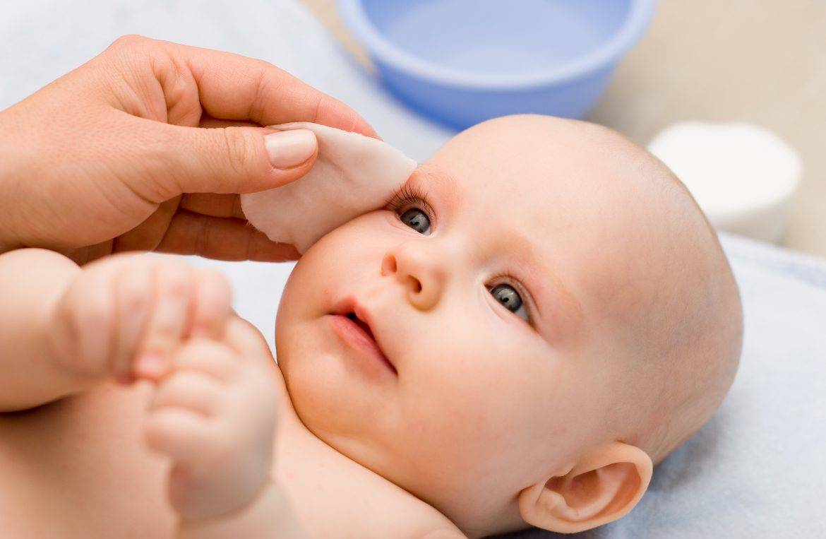 Чем промывать глаза новорожденному ребенку - как протирать глазки, как чистить и чем обрабатывать, как мыть если гноятся грудным детям