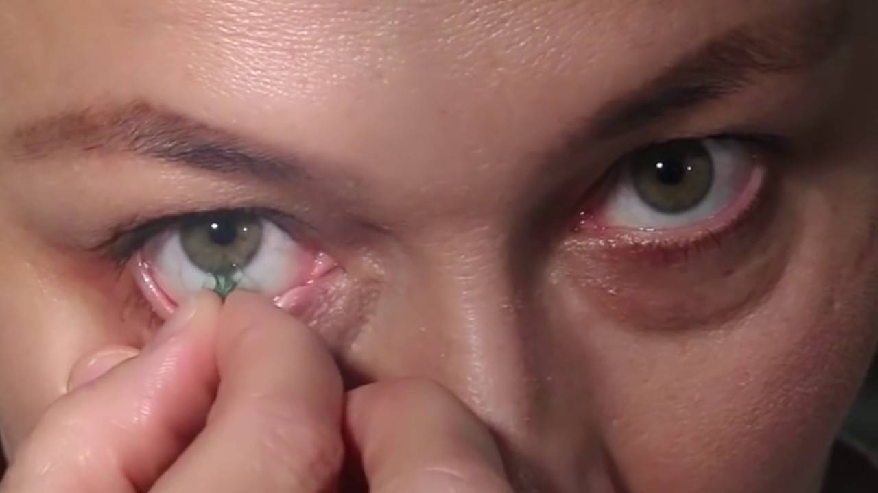 Как снять линзы с глаз и надеть: инструкция как легко, быстро и правильно сделать это для ночных, мягких и жестких контактных линз, как помочь ребенку