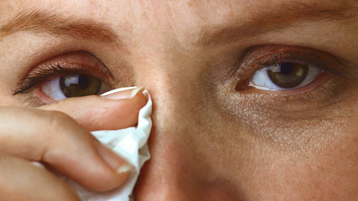 Если слезятся глаза при простуде: лечим неприятный симптом