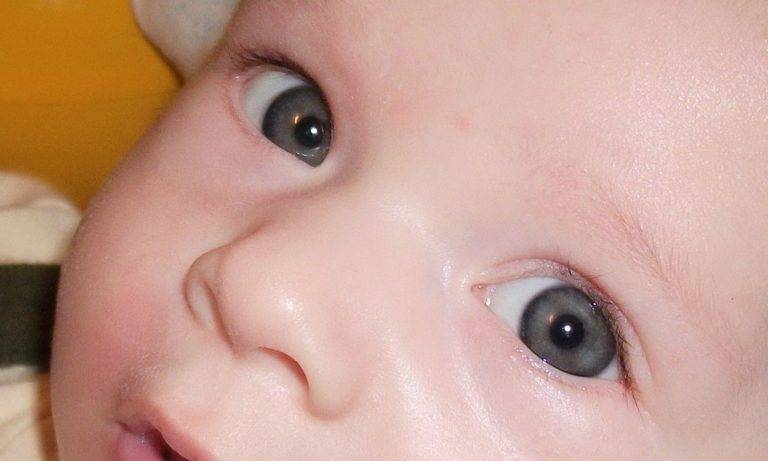 Когда меняется цвет глаз у новорождённых?