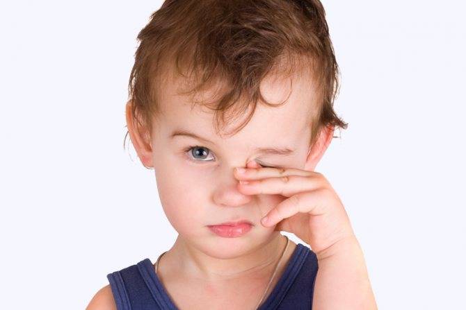 Ребенок трет глаза - почему и что делать в этом случае