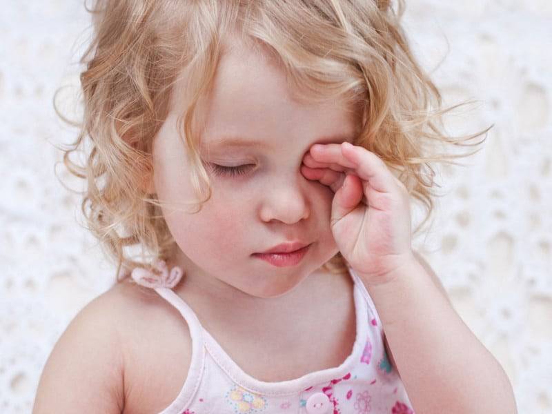 У ребенка болят глаза: причины и что делать