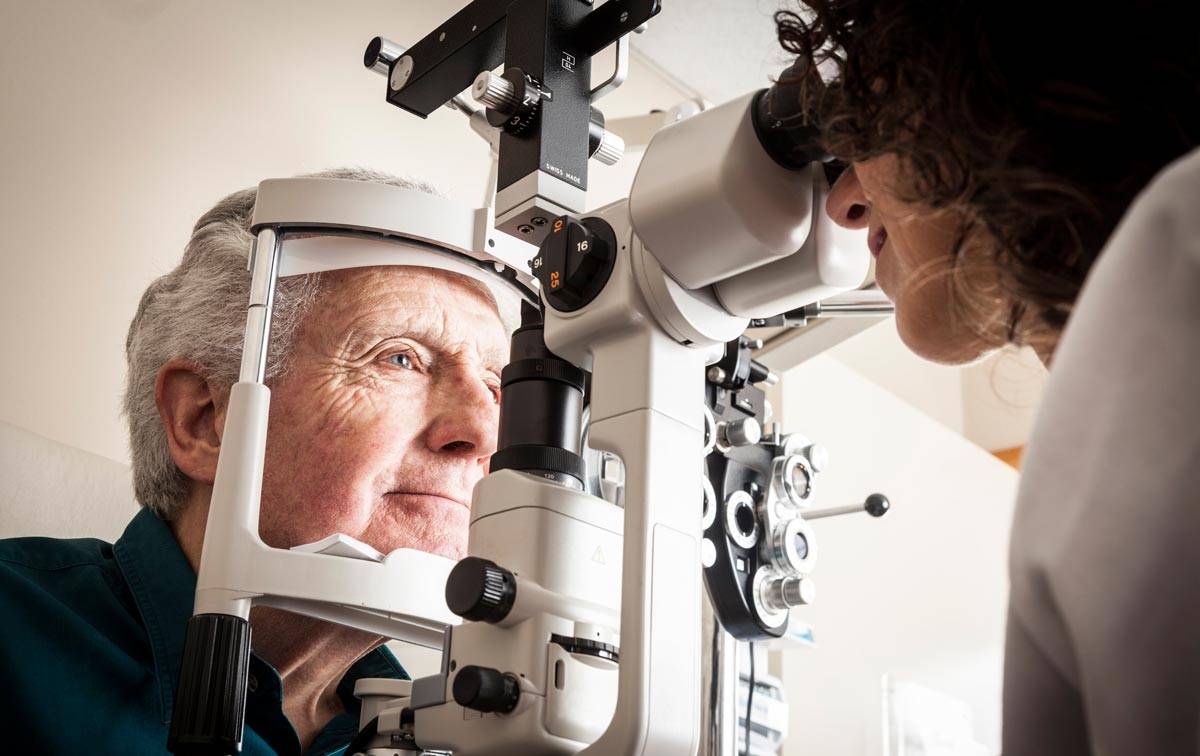 Лечение глаукомы у пожилых людей: медикаментозные и народные способы