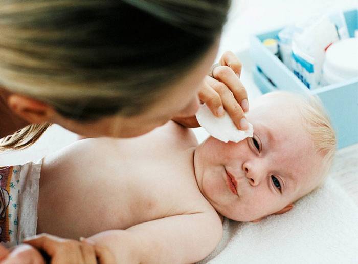 Гноится глаз у новорожденного. чем лечить дома. советы врачей, комаровского