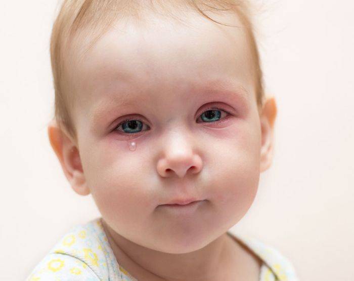 Маме в помощь: лечим насморк и красные глаза у ребенка правильно
