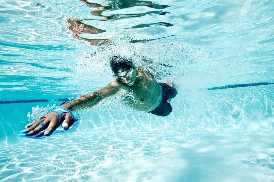 Можно ли плавать в бассейне в линзах: почему нельзя ходить купаться с кл - умный врач