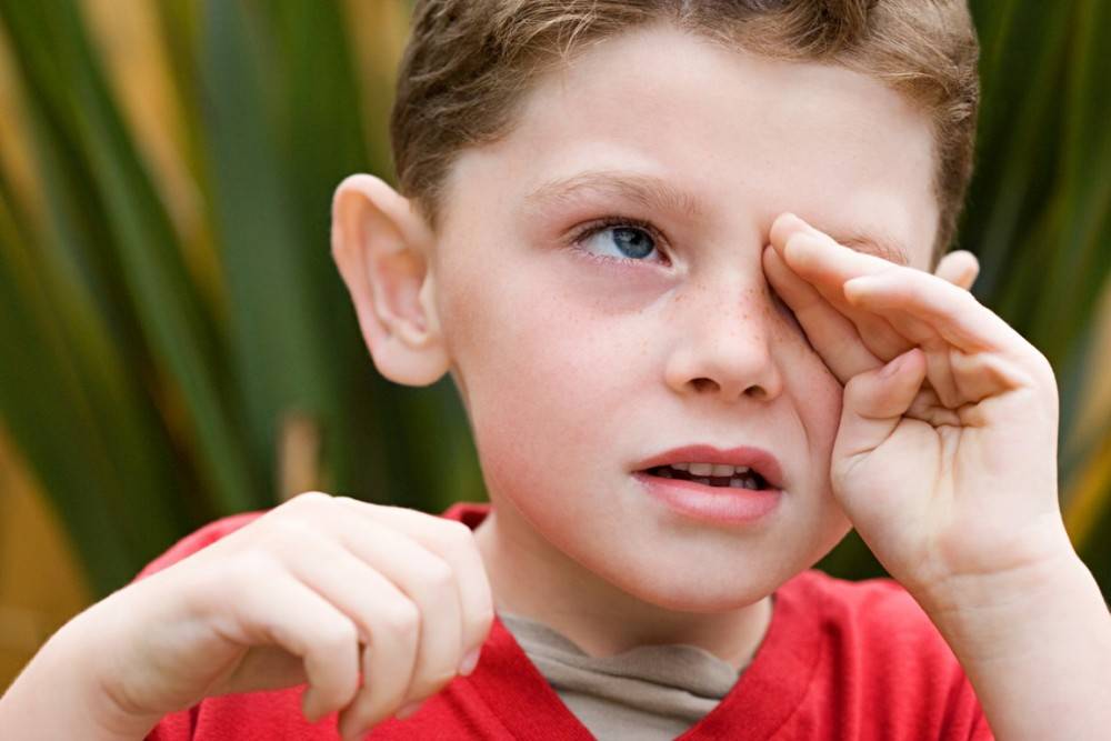 Ребенок трет глаза: почему, лечение, профилактика