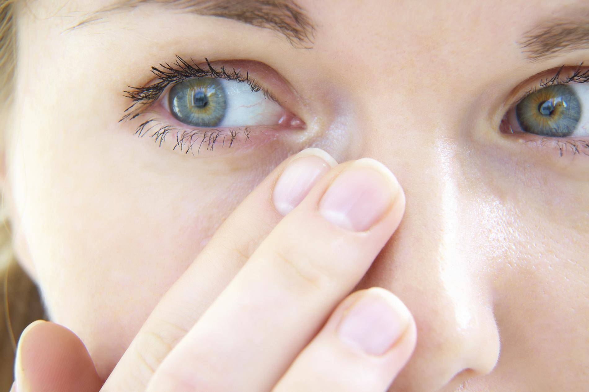 Почему слезятся глаза при насморке: причины и лечение
