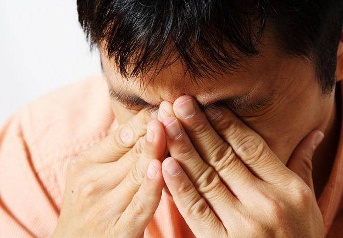 Светобоязнь глаз: причины, лечение. сочетание слезотечения, рези в глаах, температуры, головной боли | азбука здоровья