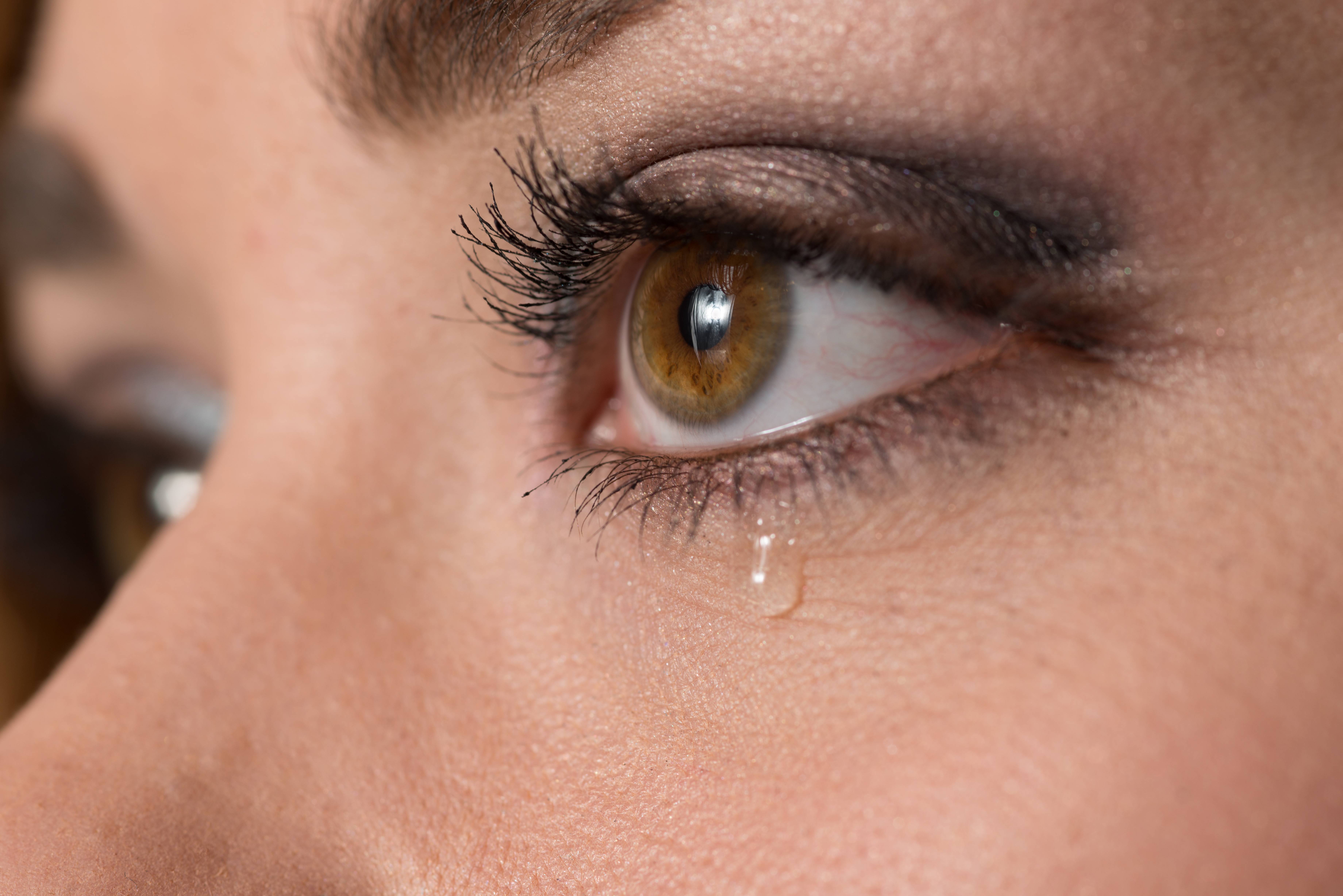 Слезоточивость глаз – причины и лечение