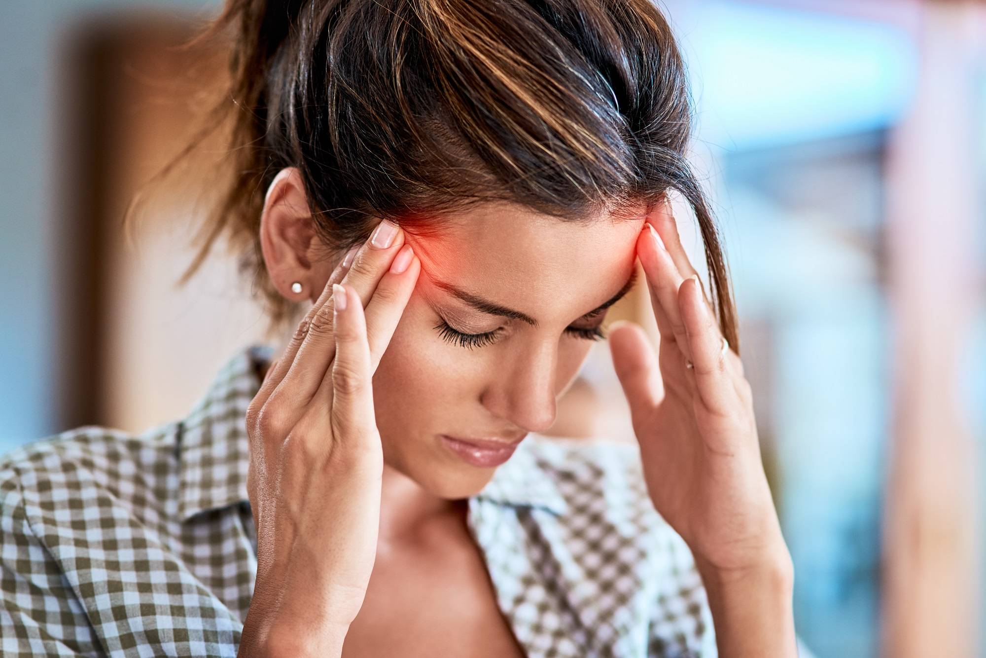 Болит голова и глаза: в чем причины, и как лечить симптом