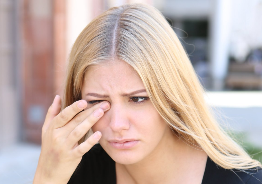Болят глаза от света: причины почему возникает боль от яркого солнечного света