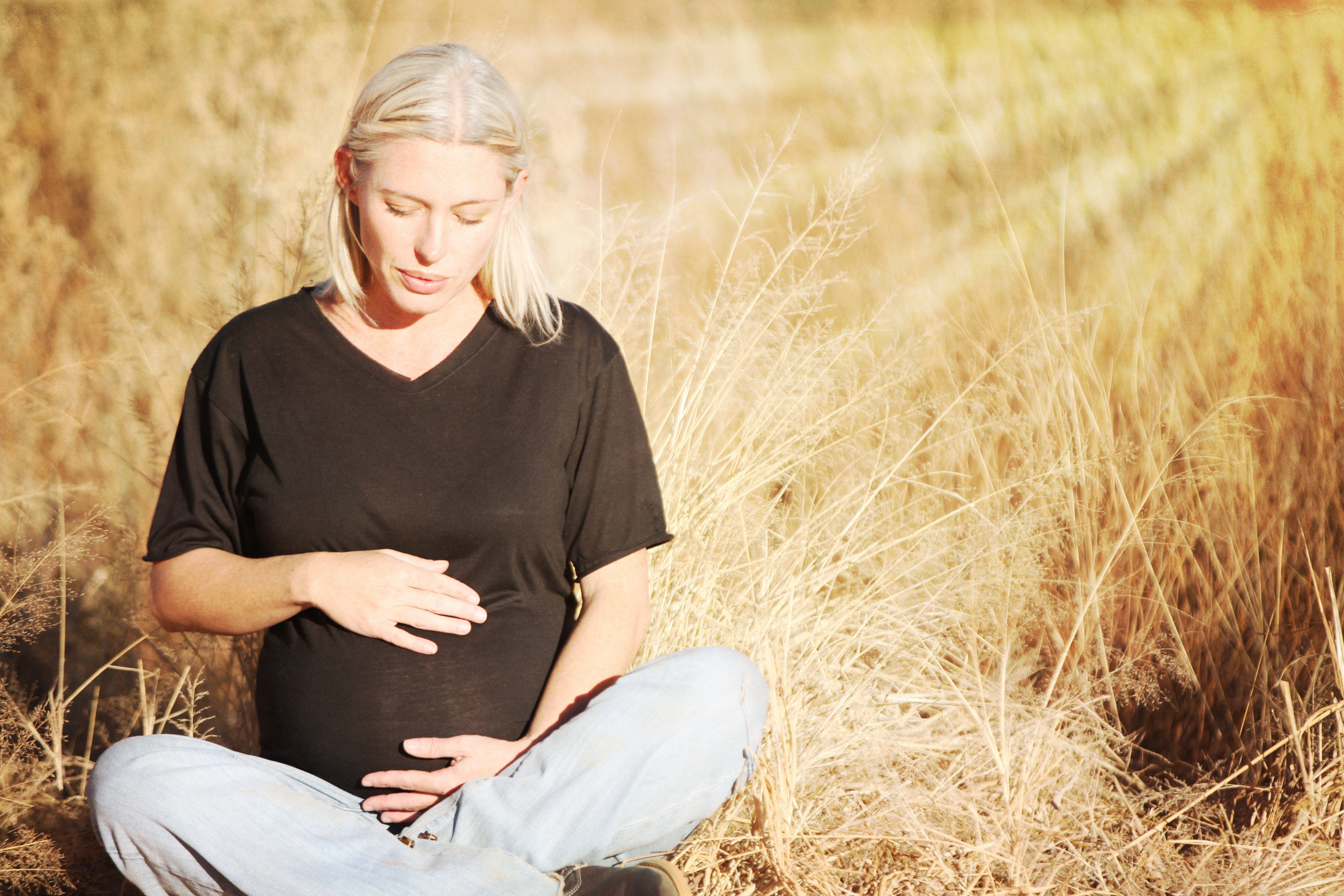 Беременная женщина в поле