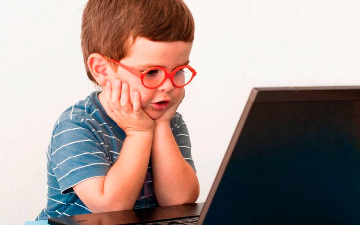 Компьютер портит зрение. Компьютер для детей. Ребенок за компьютером. Ребенок за ПК. Дошкольник за компьютером.