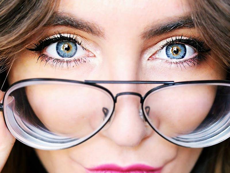 Очки наденут все: почему с возрастом снижается зрение и можно ли этого избежать?