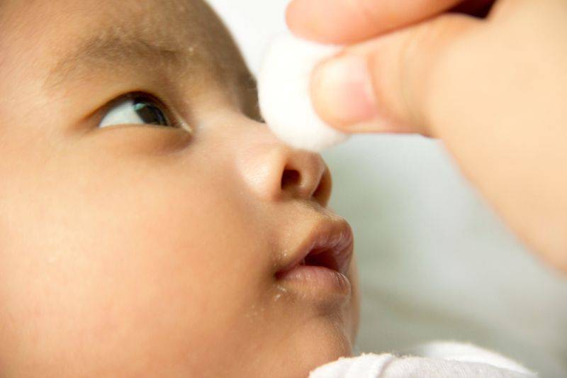Как ухаживать за глазами новорождённого малыша