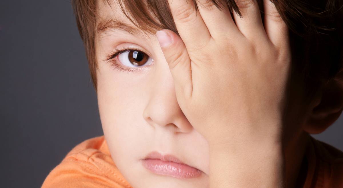 Ребенок стал тереть глаза? причины данного явления. способы лечения, и как правильно закапывать глазки