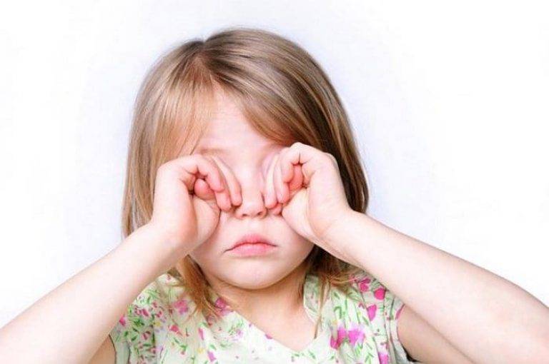 Ребенок жалуется, что болят глаза, что делать