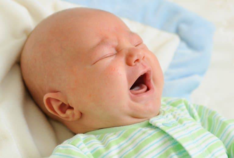 Почему ребенок закатывает глаза вниз. новорожденный закатывает глаза когда засыпает. главное — без паники