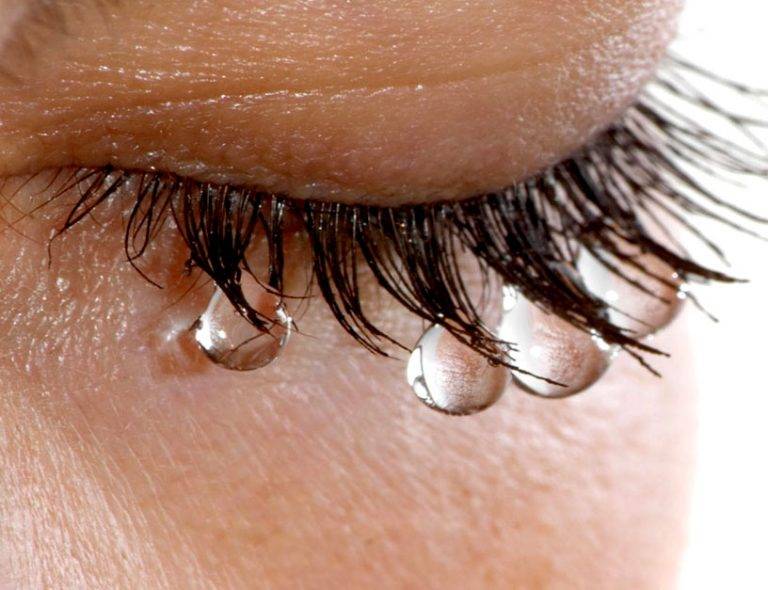 Почему слезы текут сами по себе. почему слезятся глаза | здоровье человека