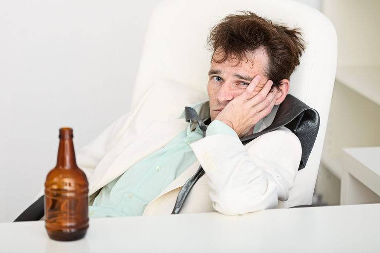 Плохое самочувствие после пьянки: причины, симптомы, медикаментозная помощь и народные средства, профилактика, последствия