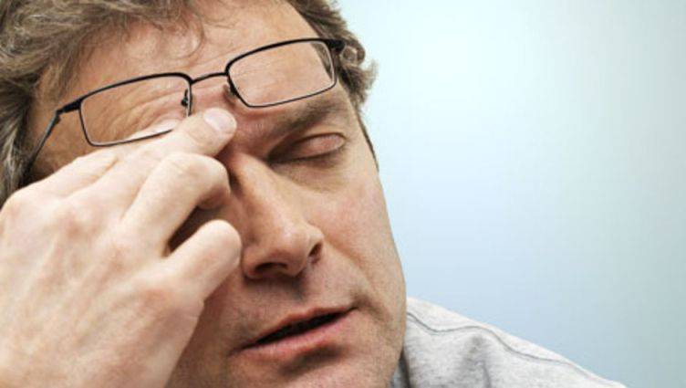 Болит голова и ухудшилось зрение - причины, что делать