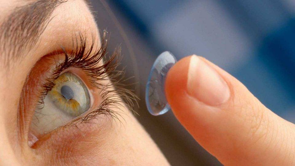 Аллергия на глазах: причины, симптомы и лечение