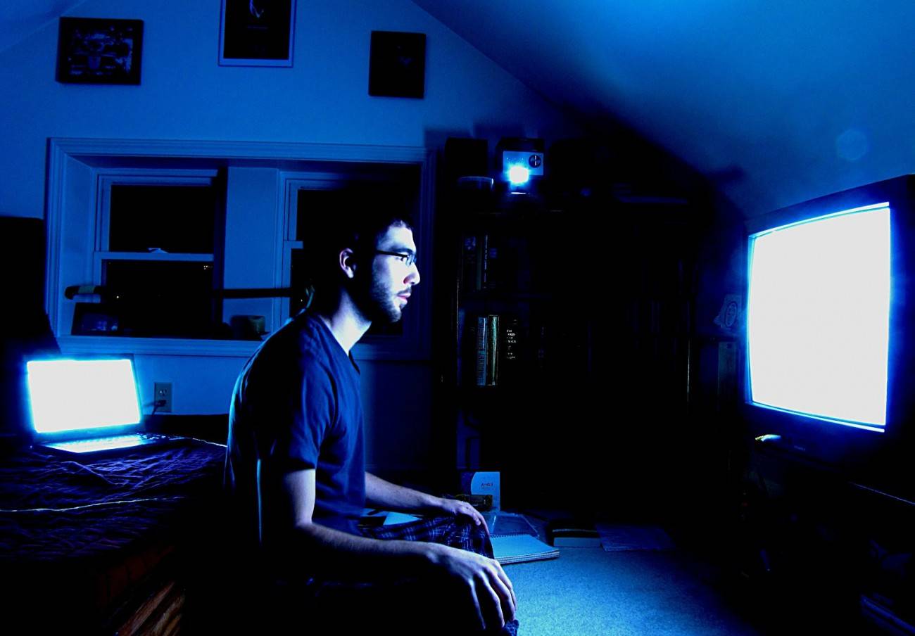 Просмотр телевизора в темноте - вредно или нет, можно или нельзя