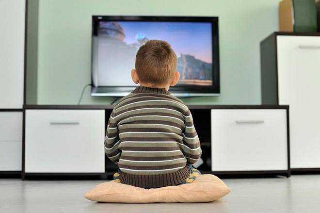 Влияние телевизора на ребенка. когда можно смотреть ребенку телевизор.