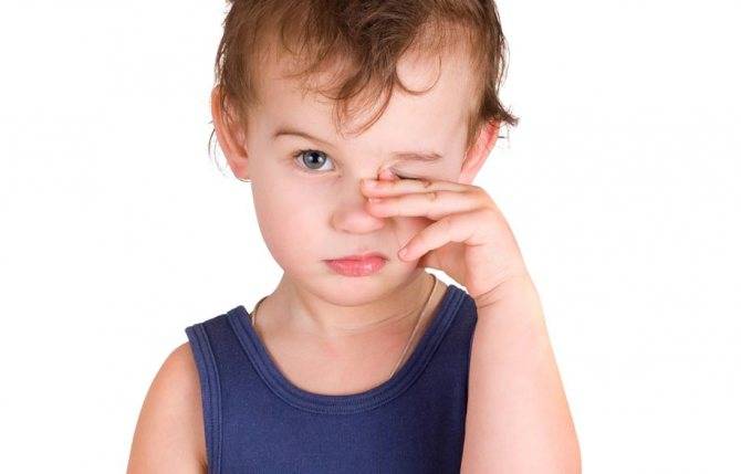 Красные глаза у ребенка: причины и лечение, что делать родителям