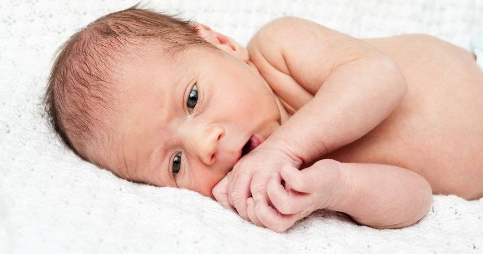 Что представляет собой лентикулостриарная ангиопатия у новорожденных?