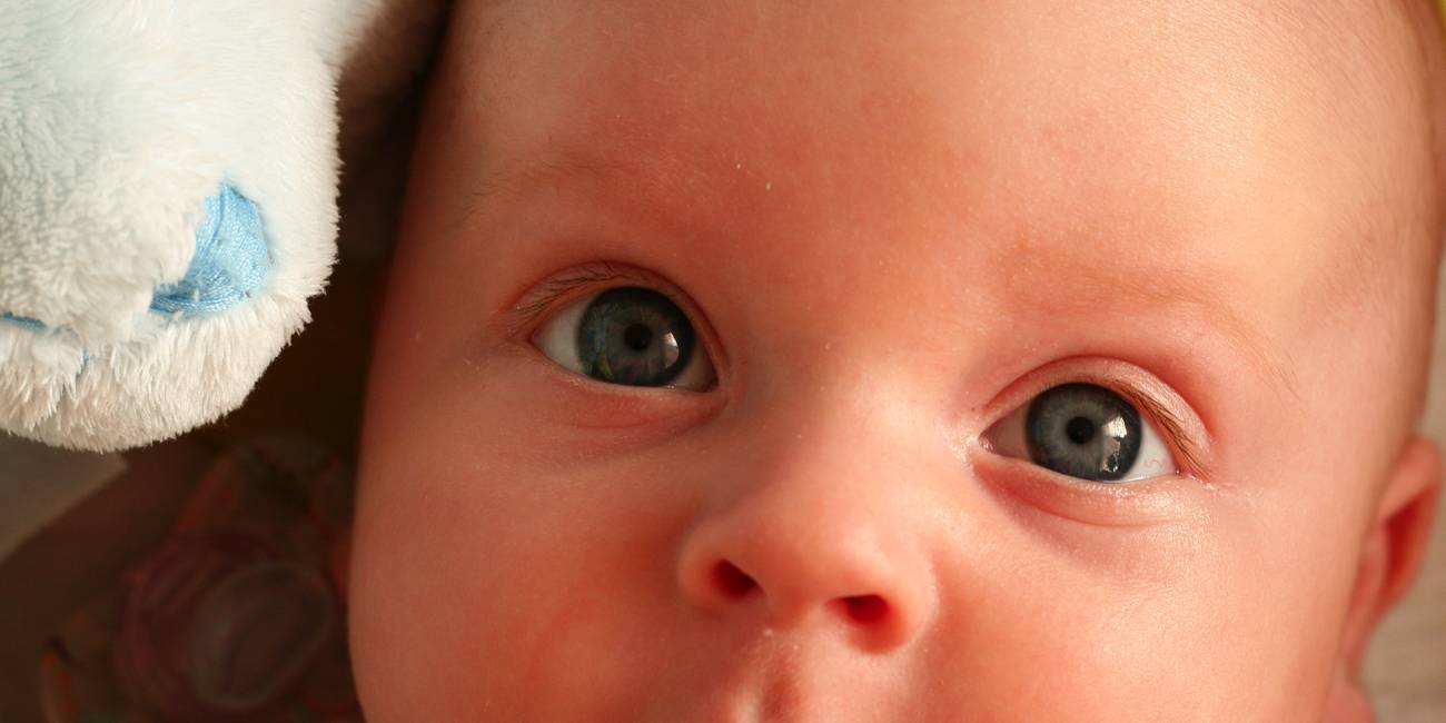 Почему новорожденный закатывает глаза, когда засыпает?