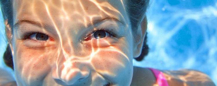 Можно ли плавать в контактных линзах в море, реке, озере и бассейне