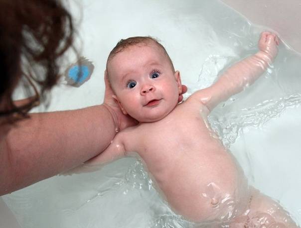 Спросим офтальмолога: можно ли купать ребенка при конъюнктивите?