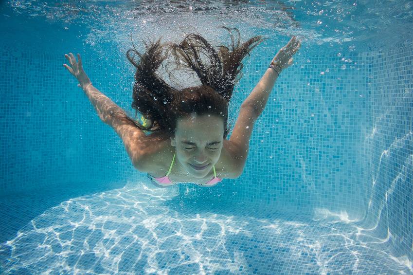 Можно ли плавать в бассейне в линзах: почему нельзя ходить купаться с кл