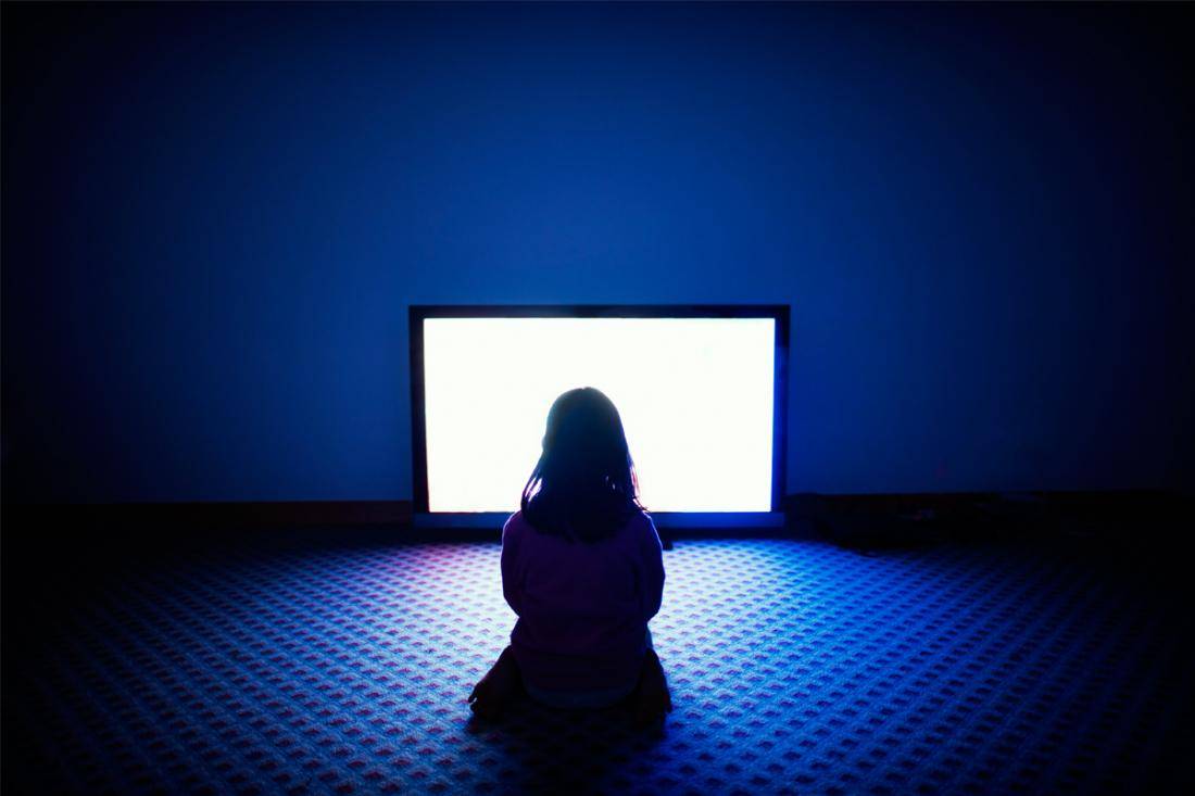 Как правильно смотреть телевизор, при каком освещении