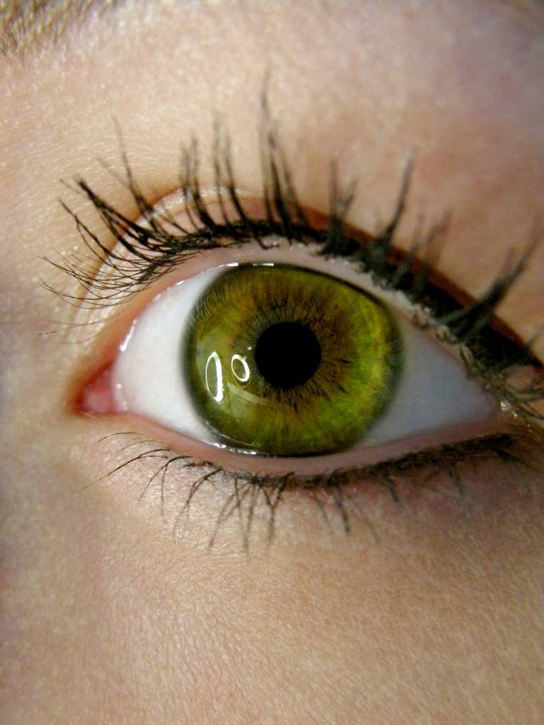 Почему меняется цвет глаз у человека? фото, причины и значение