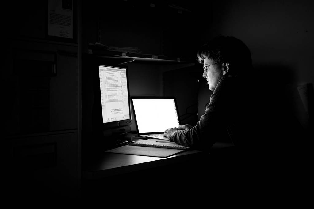 Портится ли зрение, когда работаешь за компьютером в темноте?