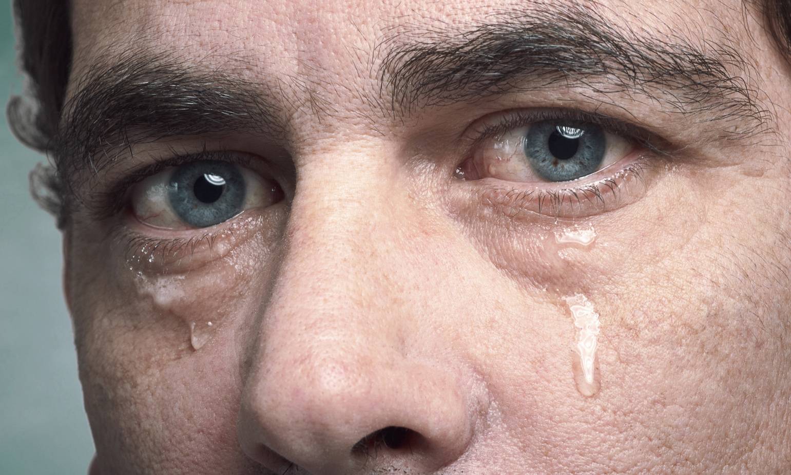 Жжение в глазах: причины, лечение, сопутствующие симптомы (песок в глазах, печет, слезотечение, резь, боль, зуд), народные средства