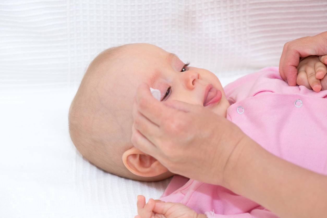 Гноится глаз у новорожденного. что делать, чем лечить дома. советы с форумов, врачей, комаровского