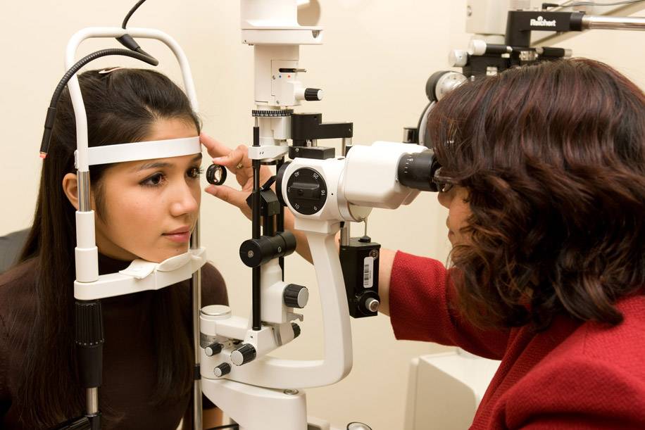 Симптомы отслоения сетчатки глаза - как определить по первым признакам, как проявляется патология, ее лечение и профилактика