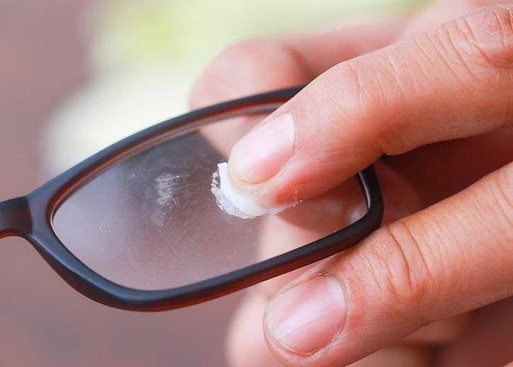 Как убрать царапины с очков для зрения в домашних условиях?