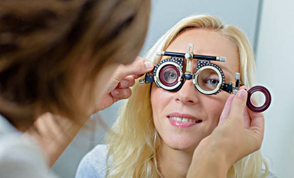 Мнение специалиста: нужно ли носить очки при близорукости постоянно?