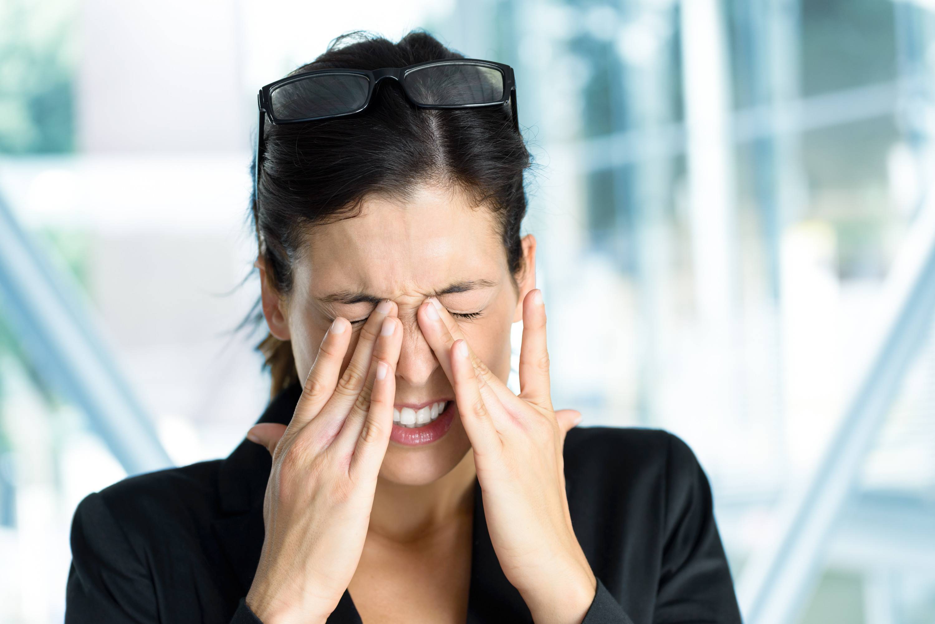Режет глаза: причины, лечение каплями, что делать, когда присоединяется слезотечение