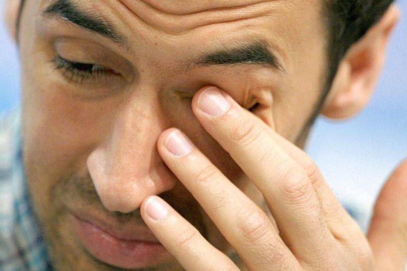 Почему может болеть глаз при моргании или надавливании