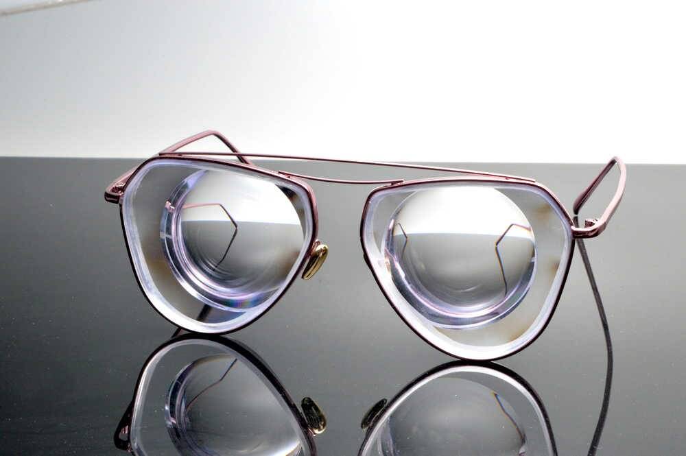 Как отличить стекло от пластика в очках?